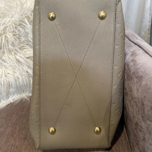 Louis Vuitton Maida Hobo in Turtledove - Picture 4 of 16